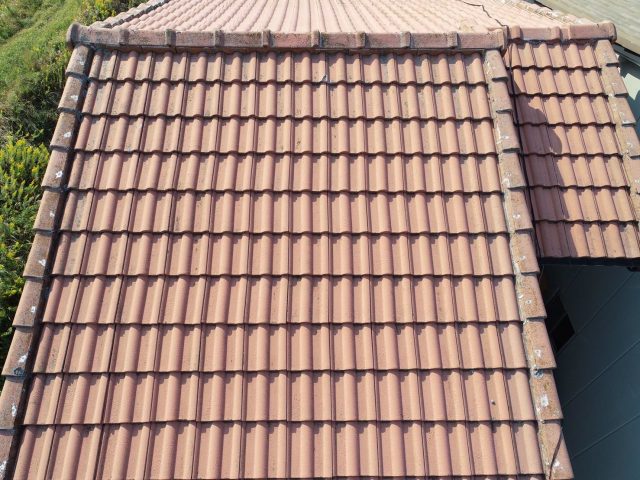 明石市の経年劣化したセメント瓦屋根